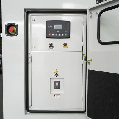 550kW 688KVA ওয়াটার-কুল সুপার ডিজেল নীরব জেনারেটর 50/60HZ একক / তিন ফেজ পোর্টেবল জেনারেটর DCEC Cummin
